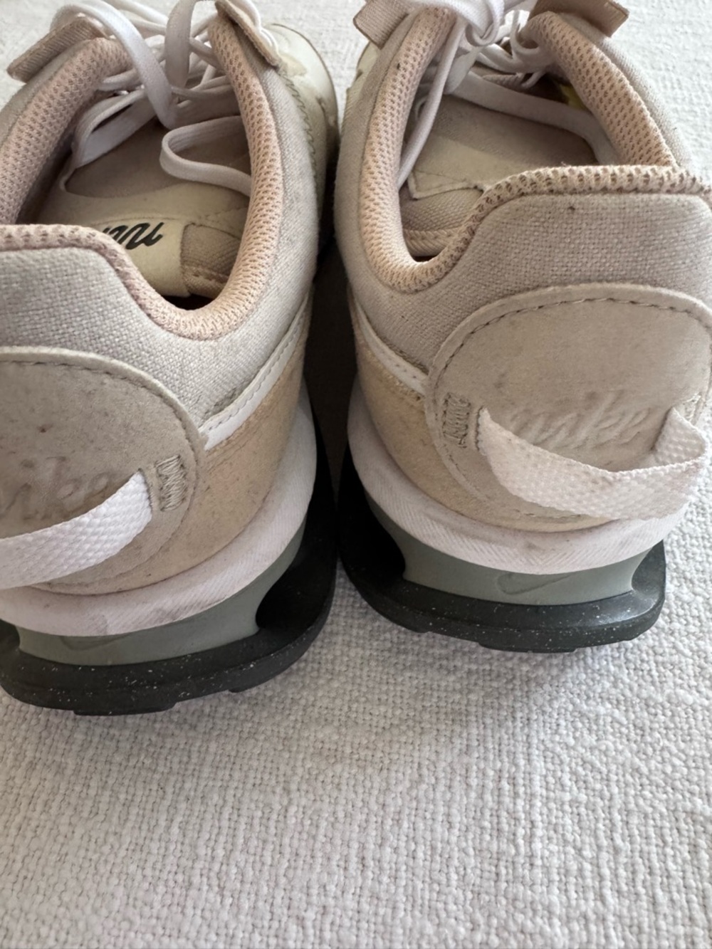 Nike Air Max Pre Day Womens Size 9 Sneaker Light Bone DM8259 002
Q2 - Picture 3 of 6